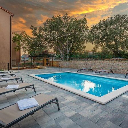 Apartments Cesare With Shared Pool Ližnjan Exterior foto