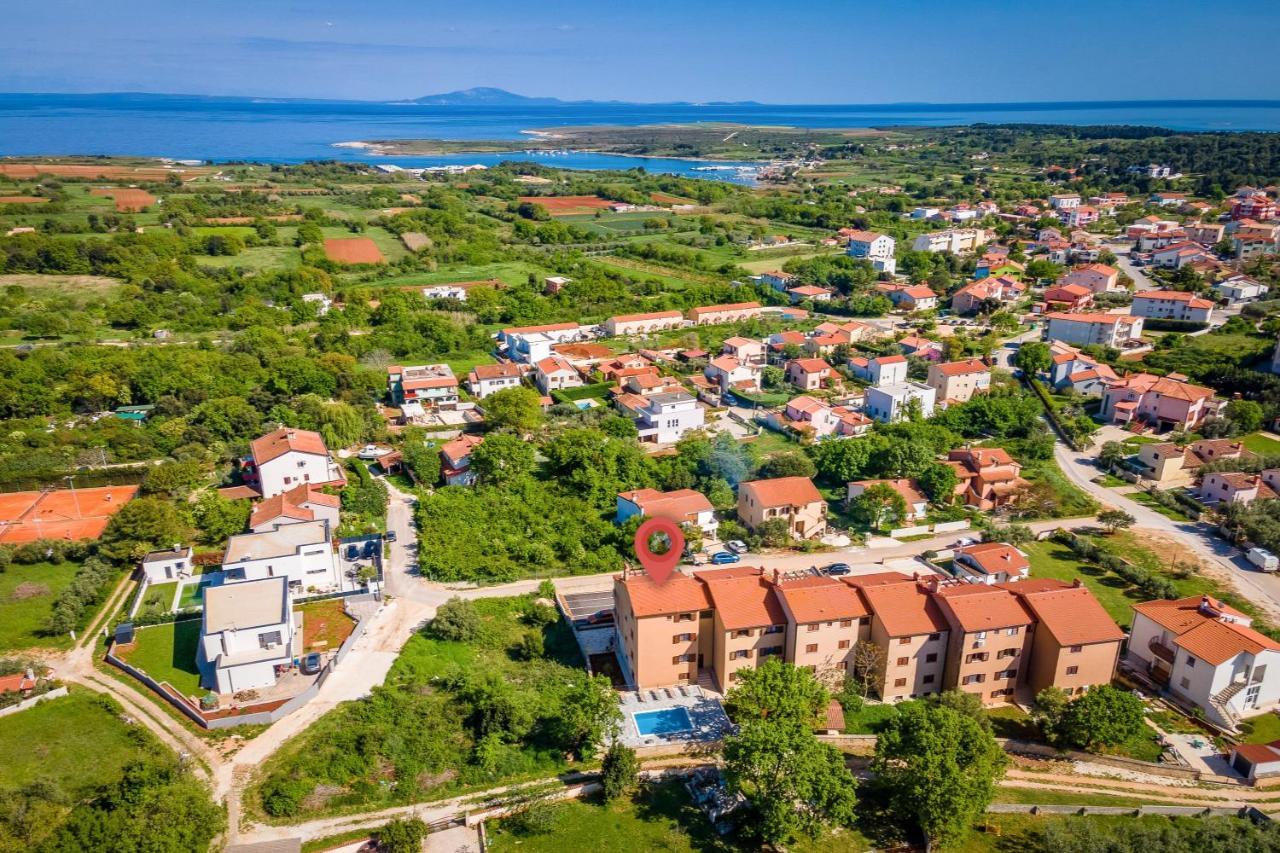 Apartments Cesare With Shared Pool Ližnjan Exterior foto