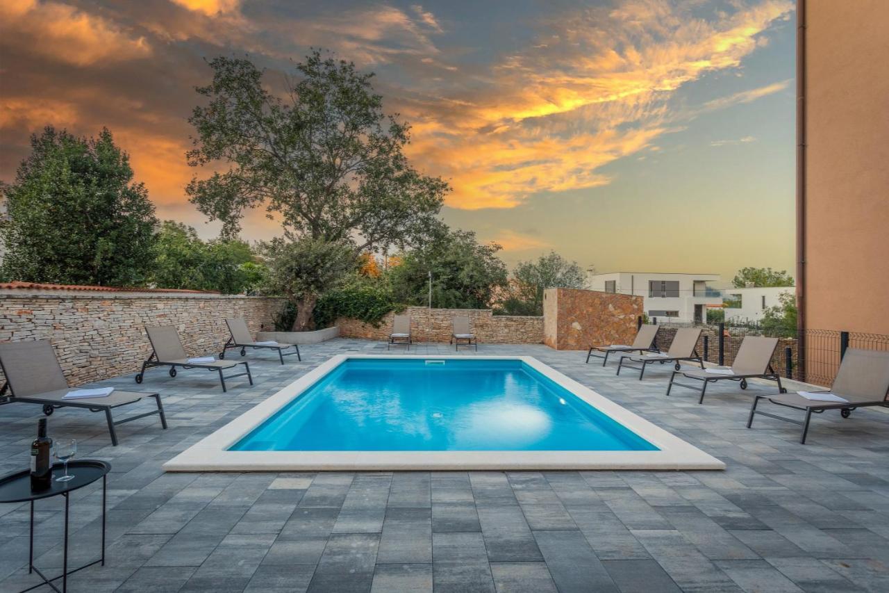 Apartments Cesare With Shared Pool Ližnjan Exterior foto